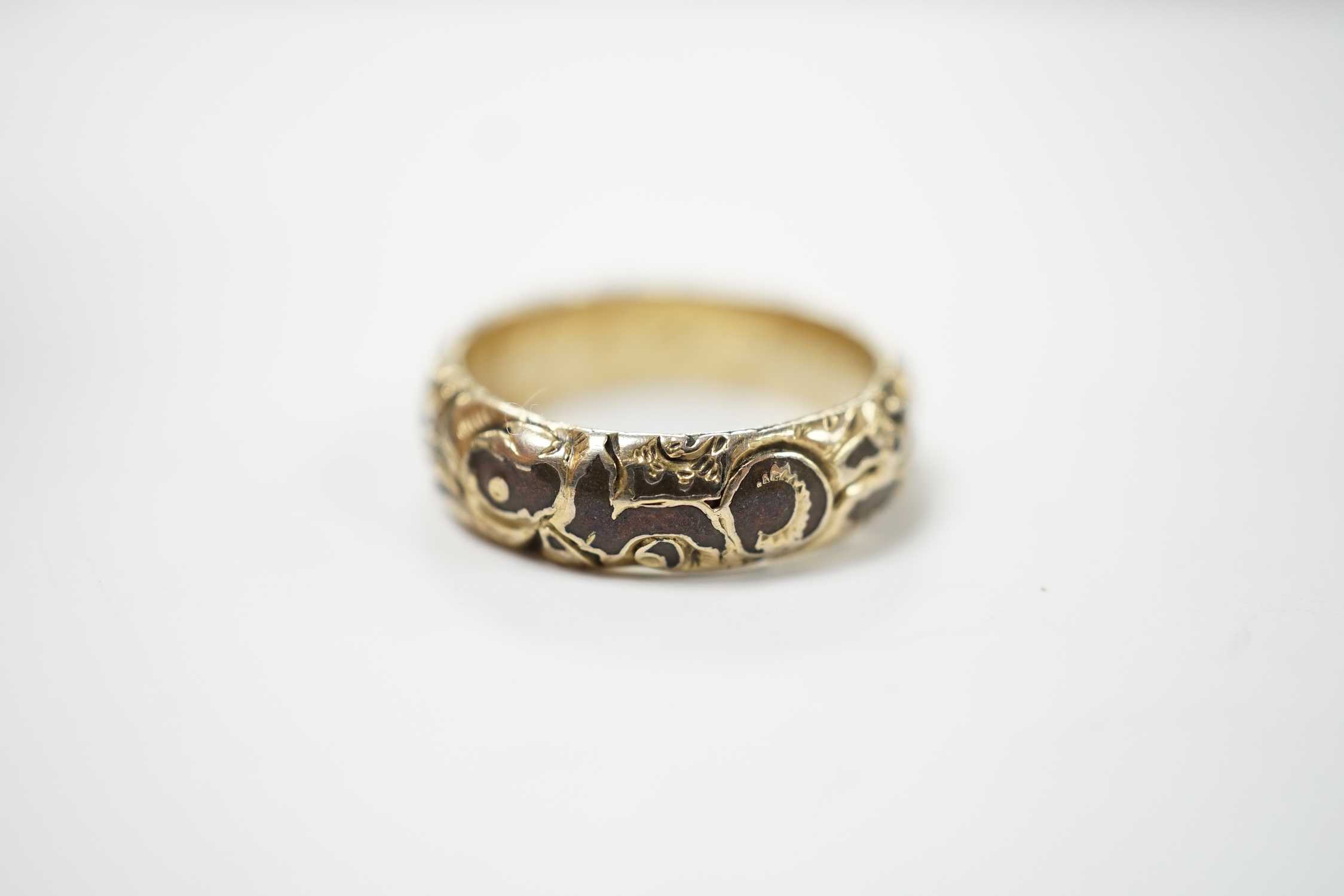 A George IV carved yellow metal and base metal mourning band, with interior engraved inscription, 'Edward Garrett, ob. Feb. 24th, 1827 aged 57', size O/P. Fair condition.